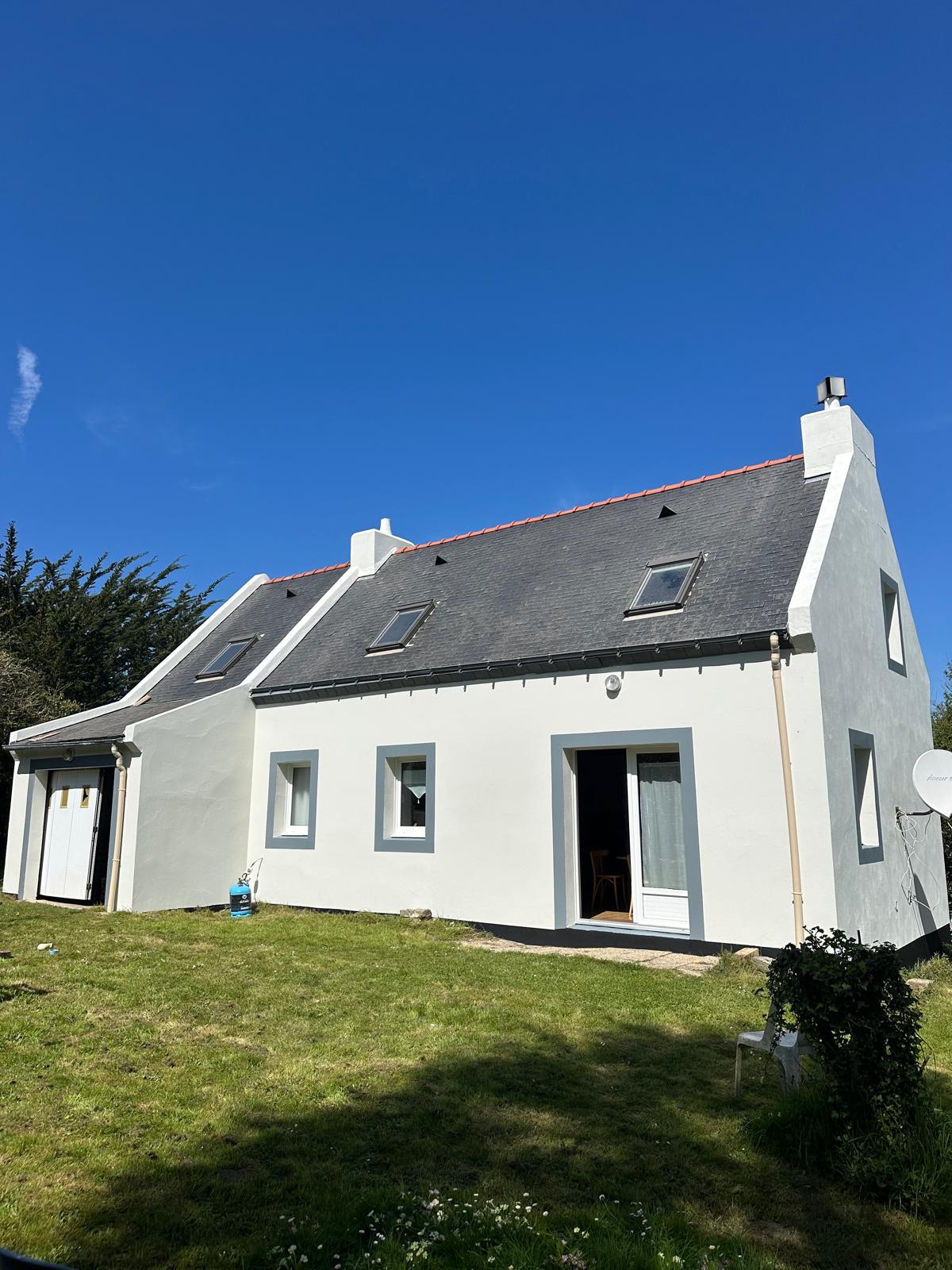 Maison avec toiture et façade rénovées